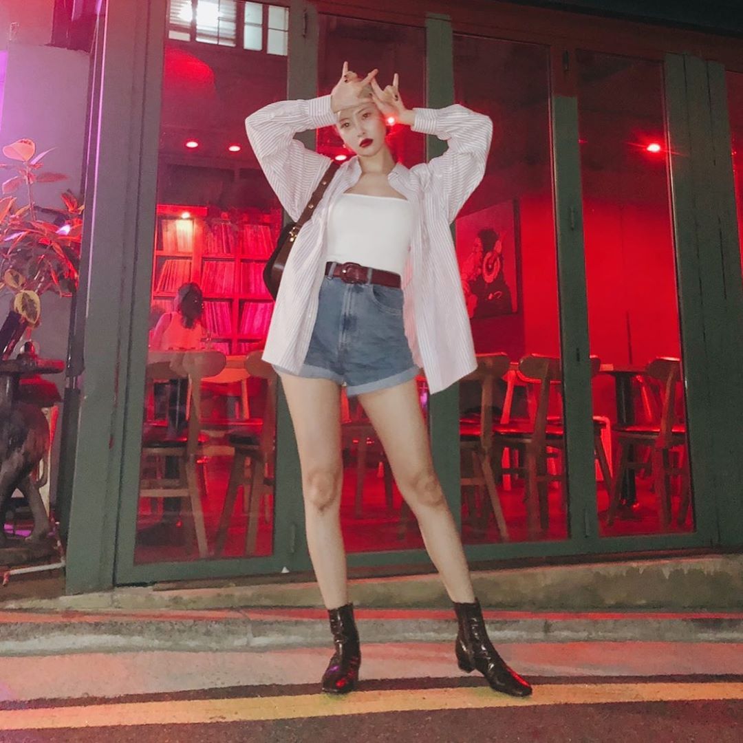 Tất nhiên, khi nhắc đến những item giúp "hack" chiều cao không thể bỏ quên quần hot pants. Ở đây, Sunmi mix &amp; match áo hai dây ôm sát cùng dáng quần này, không quên chọn một chiếc thắt lưng to bản làm điểm nhấn.