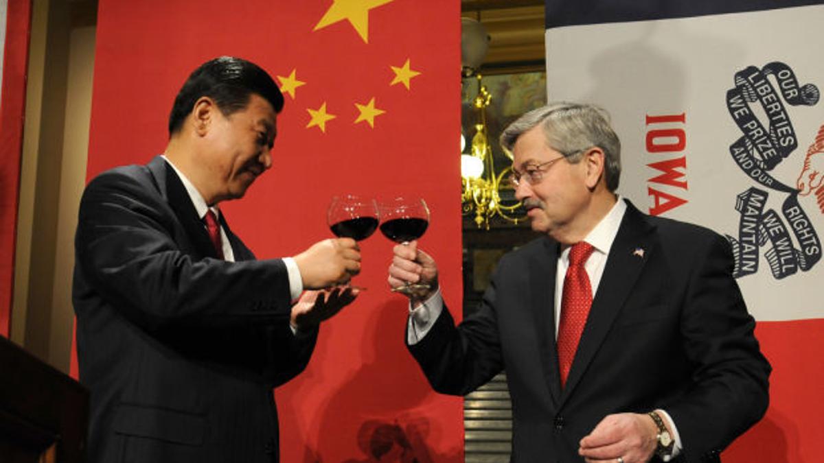 Đại sứ Mỹ Terry Branstad với Chủ tịch Trung Quốc Tập Cận Bình trong một cuộc gặp (ảnh: CNN)