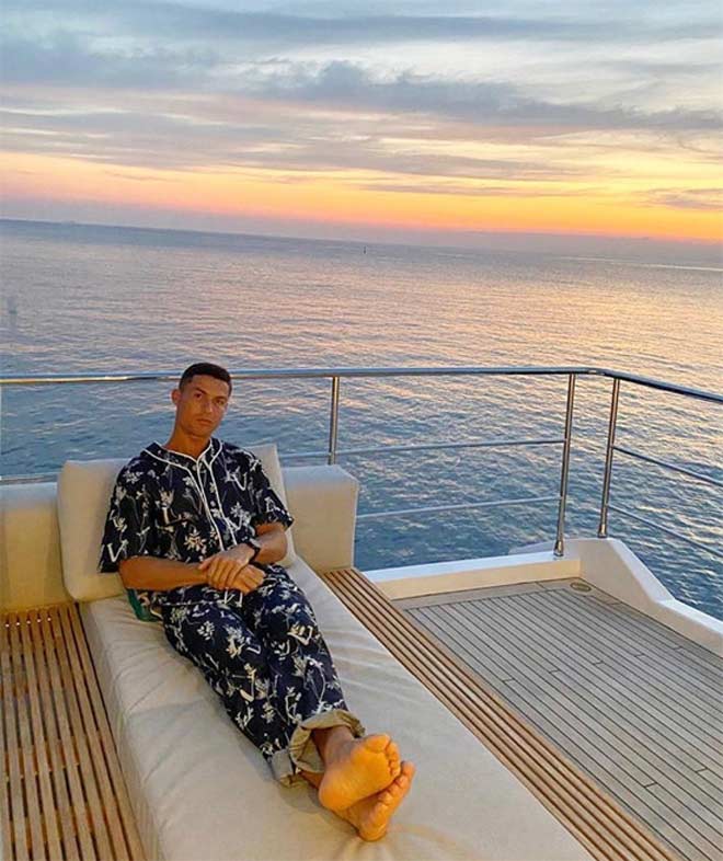 Ronaldo diện đồ ngủ đắt giá khi ngắm hoàng hôn trên biển