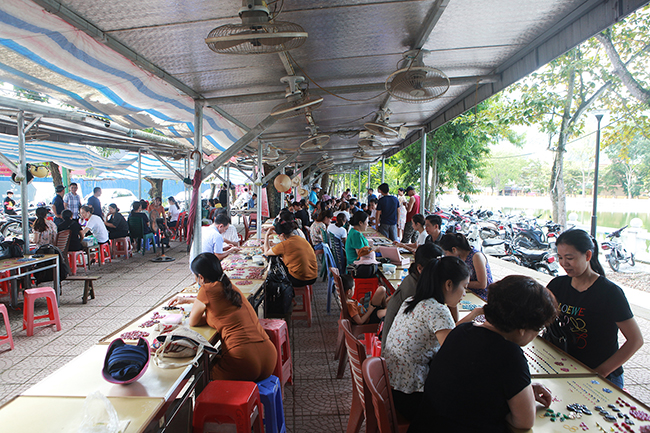 30 năm qua, chợ đá quý ở “đất ngọc” Lục Yên (Yên Bái) không chỉ là điểm đến của giới kinh doanh mà còn là nơi thu hút du khách thập phương. Chợ đá quý Lục Yên được hình thành từ những năm 90 của thế kỷ trước.
