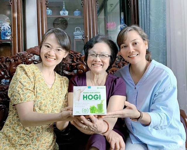 Cô Đinh Kim Xuyến (ngồi giữa) đã sử dụng Cần tây Nano Slim Detox HOGI được 3 tháng.
