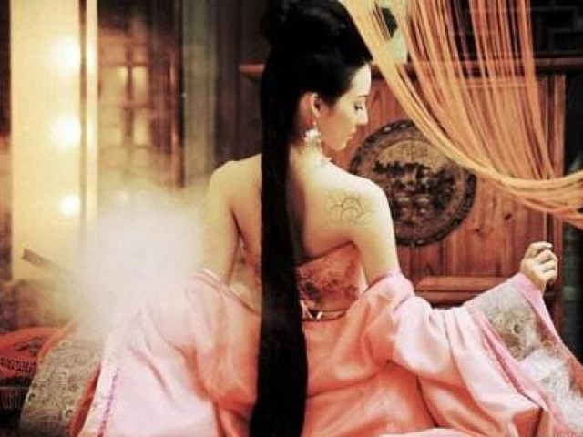 Thế giới - Nàng công chúa "ăn chơi" khét tiếng: Tìm "vợ bé" cho chồng, 30 trai tráng ngày đêm phục vụ