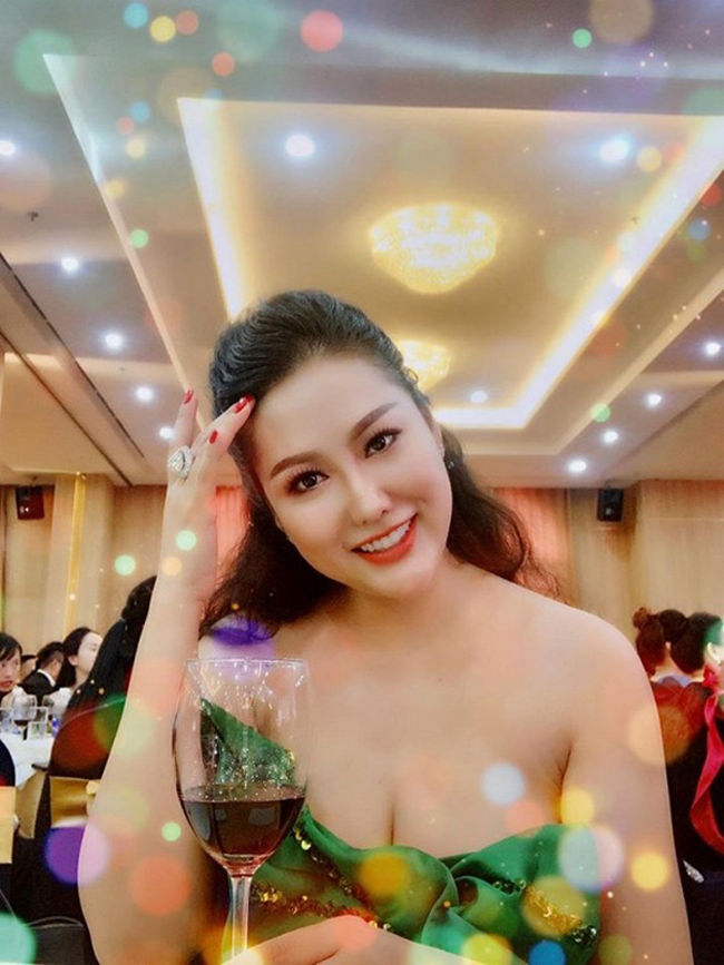 Váy áo trễ nải của Phi Thanh Vân khiến cô là tâm điểm chú ý trong buổi tiệc.
