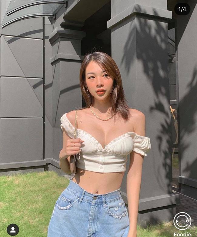 Sau khi trở thành quán quân The Face Việt Nam, Phí Phương Anh là cái tên được săn đón nhiều, giúp cô nhận được cát xê mua đủ 2 căn nhà và thỏa mãn đam mê mua áo quần. Mỗi tháng, cô chi nửa tỷ cho thú vui mua sắm.
