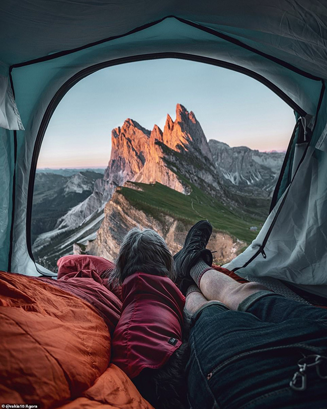 Đây là hình ảnh vô cùng ấn tượng được chụp bởi nhiếp ảnh gia người Tây Ban Nha Brian TR. Đó quang cảnh từ lều của ông trên ngọn núi Seceda dài 2,519m ở Dolomites Ý. 
