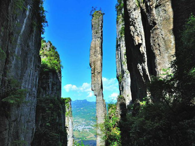 Nhất Trụ Hương, thung lúng Ân Thi, Hồ Bắc: Giữa những hẻm núi dài 108km tại thung lũng Ân Thi sừng sững mọc lên một cây cột đá vững chắc cao 150m, nhưng chỉ rộng 4m. Cột đá này thậm chí vẫn đứng vững qua nhiều trận động đất.

