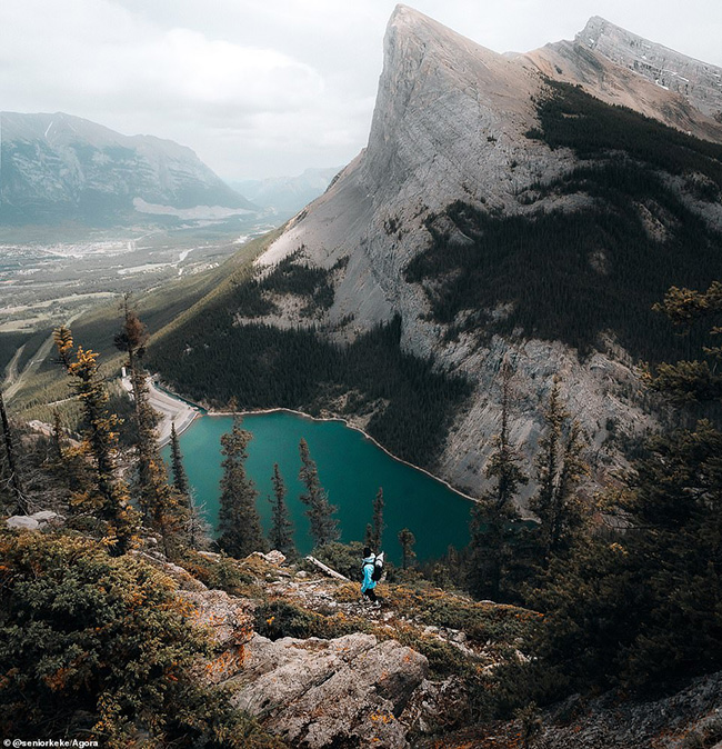 Bức ảnh tuyệt đẹp này cho thấy quang cảnh ở lưng chừng Núi Rundle trên Đường mòn ở dãy núi Canada. Nó được chụp bởi nhiếp ảnh gia người Canada Kelvin Lachica. 

