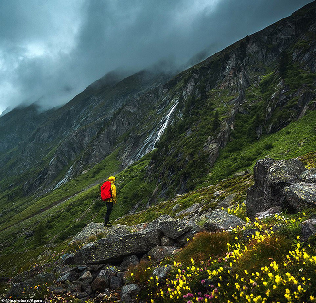 Nhiếp ảnh gia người Đức Jorg Petermann là người đứng sau bức ảnh tuyệt đẹp này về dãy núi Alps ở Áo. Anh đã chụp nó trong một chuyến bộ đường dài. 
