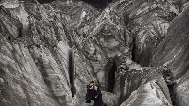 Vườn quốc gia sông băng Hải Loa Câu, Tứ Xuyên: Buổi sáng là thời điểm tốt nhất để ngắm nhìn sông băng tráng lệ của Tứ Xuyên với rừng cây, vách đá, đỉnh núi và những con mòng biển.
