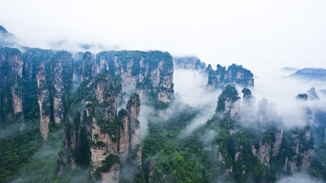 Trương Gia Giới, Hồ Nam: Những cột cát thạch anh khổng lồ ở Trương Gia Giới được cho là nguồn cảm hứng cho những ngọn núi nổi của James Cameron trên hành tinh Pandora trong bộ phim đoạt giải Oscar 'Avatar'.
