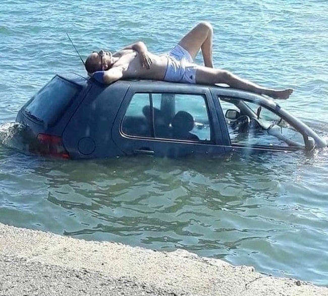 Mang cả xe ô tô xuống biển để phơi nắng thì truất quá rồi.
