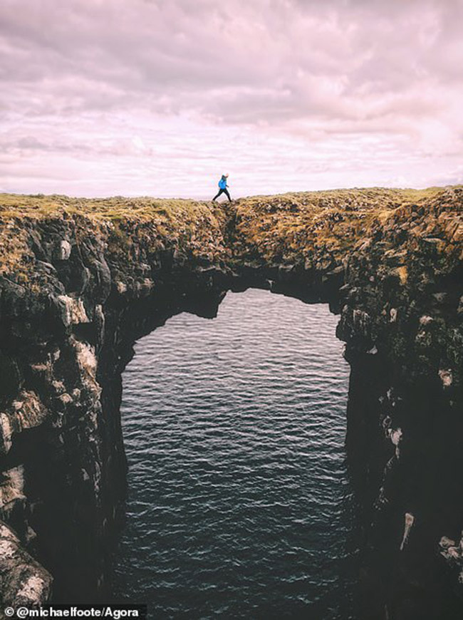 Đây là một bức ảnh tuyệt vời của nhiếp ảnh gia người Anh Michael Foote chụp cây cầu đá Arnarstapi trên bán đảo Saefellsnes của Iceland.
