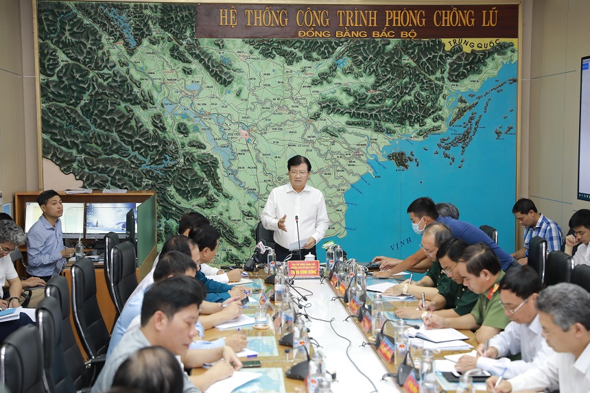 Phó Thủ tướng Trịnh Đình Dũng chủ trì cuộc họp ứng phó với bão số 5.
