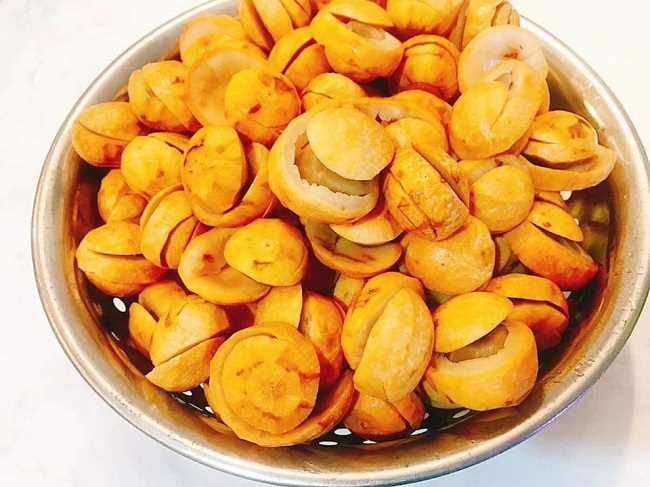 Những quả sấu chín vàng ruộm trở thành món ăn vặt mang hương vị đặc trưng mỗi khi nhắc nhớ về mùa thu Hà Nội.