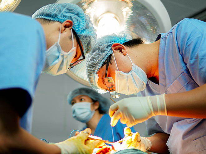 Các bác sĩ có tay nghề, chuyên môn cao trực tiếp thăm khám và làm phẫu thuật