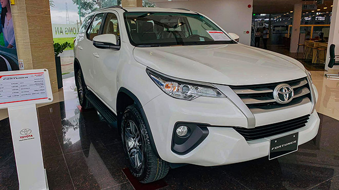 Toyota Fortuner thế hệ cũ được các đại lý đồng loạt giảm giá để dọn kho - 1