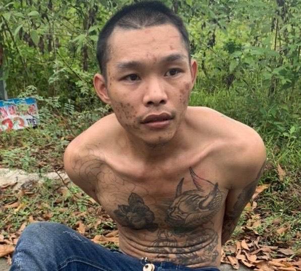 Tùng bị công an bắt quả tang khi đang gỡ phụ tùng xe đi bán