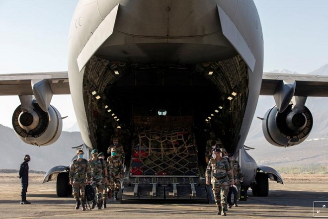 Máy bay vận tải quân sự Ấn Độ hạ cánh ở Leh, thủ phủ vùng Ladakh.