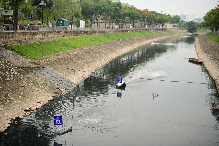  Công ty JVE tổ chức thực hiện thí điểm xử lý làm sạch một đoạn sông Tô Lịch.