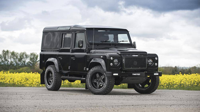 Twisted Automotive Defender cũng là mẫu xe của thương hiệu Land Rover. Tại Anh, xe có giá bán 160.000 bảng (tương đương 4,7 tỷ đồng), sử dụng khối động cơ 6.2L V8 cho công suất tối đa 520 mã lực
