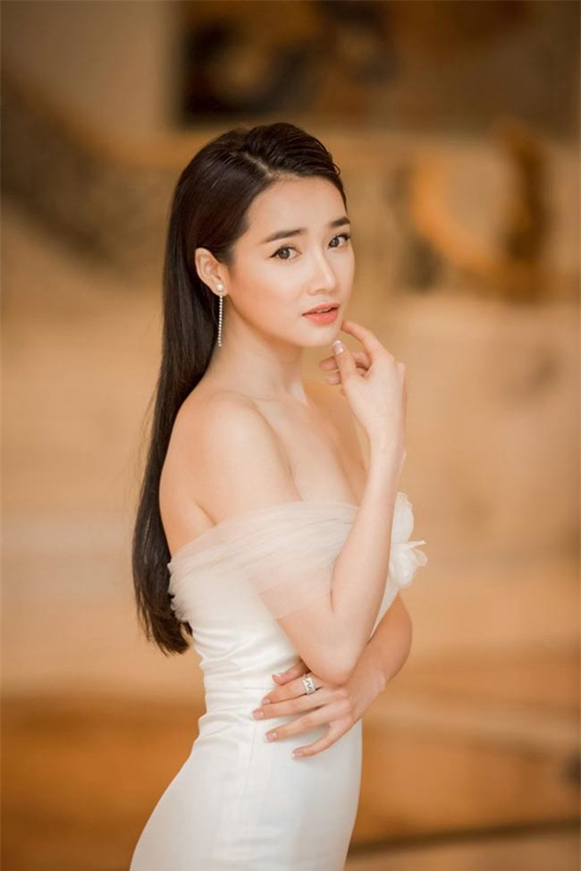 Bà xã Trường Giang - nữ diễn viên Nhã Phương là người ưa chuộng kiểu thời trang gợi cảm này. Bà mẹ một con thường chọn những mẫu váy buông lơi vai áo.
