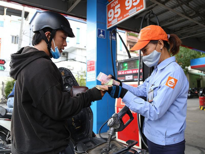 Người dân đang đổ xăng tại một trạm xăng ở TP.HCM. Ảnh: HOÀNG GIANG