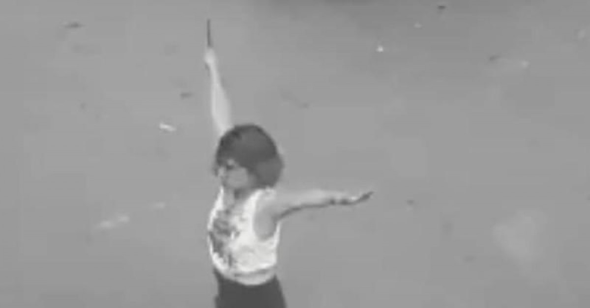 Pháp luật - TP.HCM: Một cô gái cầm dao "phân luồng" giao thông