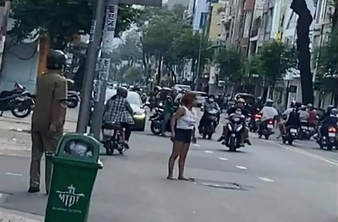Lực lượng chức năng sau đó có mặt đưa cô gái về&nbsp; trụ sở. Ảnh chụp lại màn hình MXH