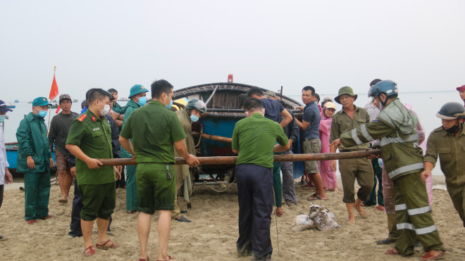 Sáng nay 17/9, các lực lượng chức năng quận Sơn Trà đã có mặt tại khu vực vịnh Mân Thái để hỗ trợ người dân di chuyển tàu thuyền lên bờ, trú tránh bão số 5. Ảnh: Nguyễn Thành