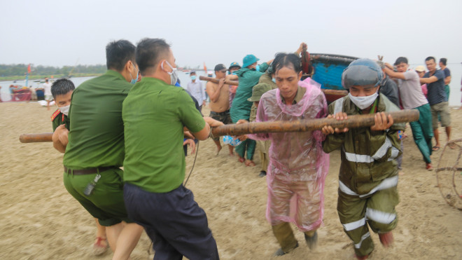 Việc di dời phương tiện được triển khai hết sức khẩn trương khi bão số 5 được dự báo đang mạnh thêm và tiến nhanh vào bờ.&nbsp;