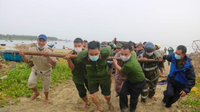 Bộ chỉ huy Bộ đội biên phòng và Đài thông tin Duyên hải Đà Nẵng kịp thời thông báo cho các chủ phương tiện, tàu thuyền đang hoạt động trên biển biết vị trí, hướng di chuyển và diễn biến của bão để chủ động phòng, tránh thoát ra khỏi hoặc không đi vào khu vực nguy hiểm. Kêu gọi tàu thuyền khẩn trương vào bờ hoặc tìm nơi trú ẩn an toàn. Ảnh: Nguyễn Thành
