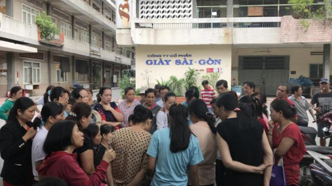 Hàng trăm công nhân Giày Sài Gòn đã ký đơn tập thể ngay trong khuôn viên của công ty để kiện Công ty CP Giày Sài Gòn vì sau đến 7/2017 vẫn chưa nhận được tiền bồi thường mất việc