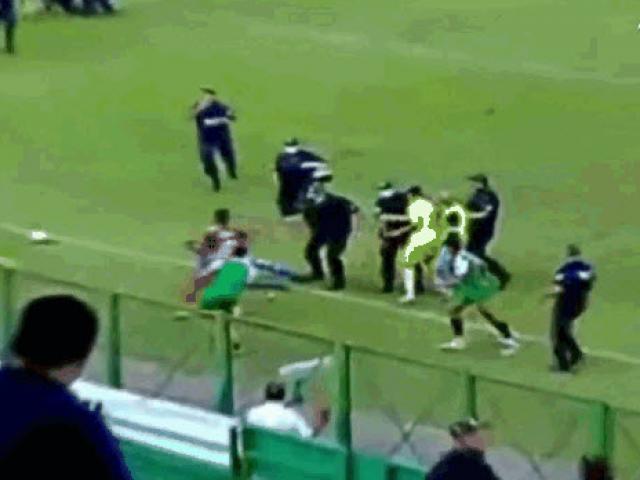 Media - Bắt bóng quá tốt, thủ môn bị đội bạn đánh hội đồng ngay trên sân