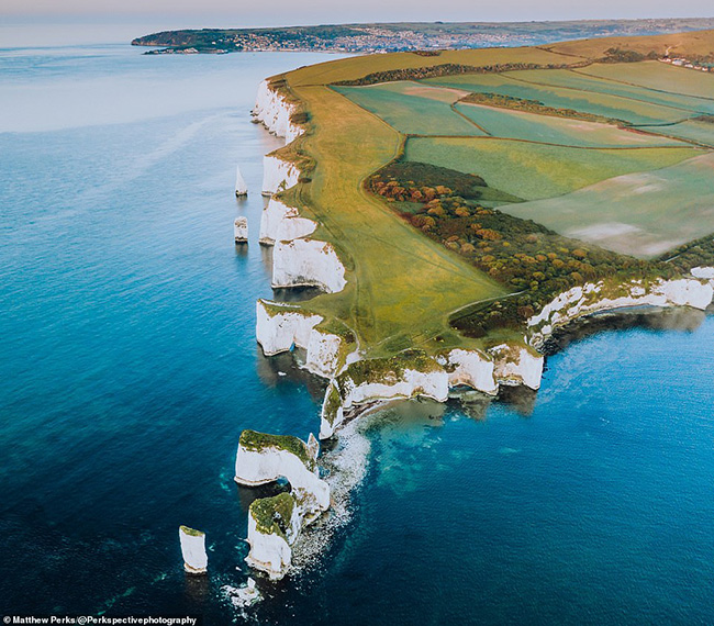 Đây là một bức ảnh tuyệt đẹp về Old Harry Rocks trên bán đảo Isle of Purbeck ở Dorset. 
