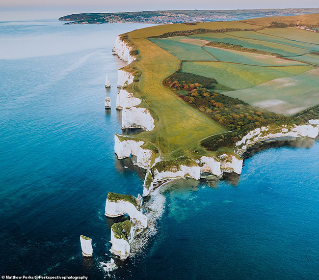 Đây là một bức ảnh tuyệt đẹp về Old Harry Rocks trên bán đảo Isle of Purbeck ở Dorset.   