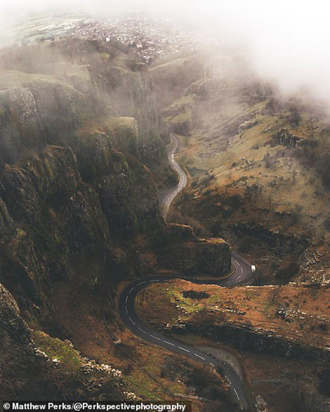 Hình ảnh đầy ấn tượng này là con đường Cheddar Gorge Somerset, dài tới 3 dặm và đi sâu vào trong hẻm núi khổng lồ nhất tại Anh. 
