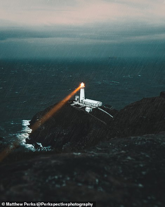 Ngọn hải đăng South Stack nằm trên hòn đảo Welsh đẹp như tranh vẽ.
