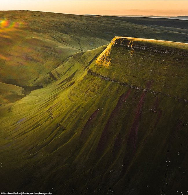 Ngọn núi Picws Du cao 2.457ft hoành tráng ở Carmarthenshire, sừng sững trên hồ Llyn y Fan Fach đẹp như tranh vẽ.
