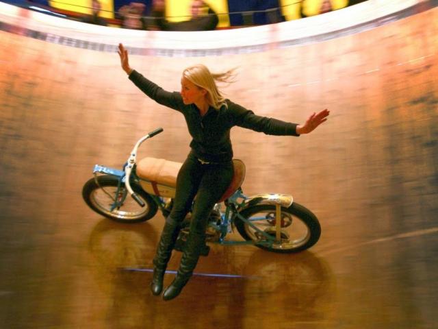 Media - Những màn biểu diễn mạo hiểm của "Nữ hoàng" xiếc mô tô bay