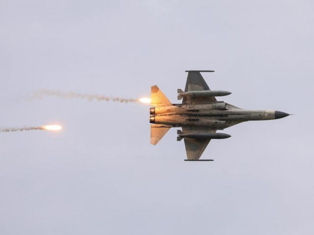 Thế giới - Quan chức cấp cao Mỹ lại tới Đài Loan, 2 máy bay quân sự TQ "tiếp đón"