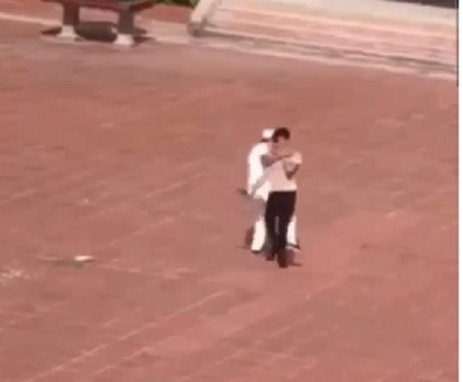 Nam thanh niên bị bảo vệ trường THPT Bắc Kiến Xương đánh và quật ngã ngay giữa&nbsp;sân trường - Ảnh cắt từ clip.