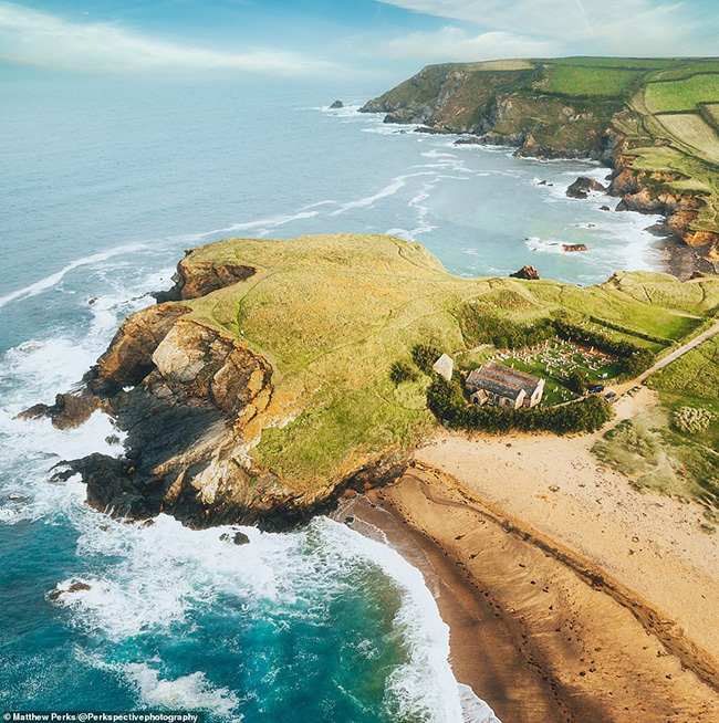 Bức ảnh tuyệt vời này cho thấy bãi biển Church Cove đẹp mê hồn của Cornwall. Bãi biển này được đặt tên như vậy bởi vì ngay phía trên nó là nhà thờ St Winwaloe sang trọng.&nbsp;
