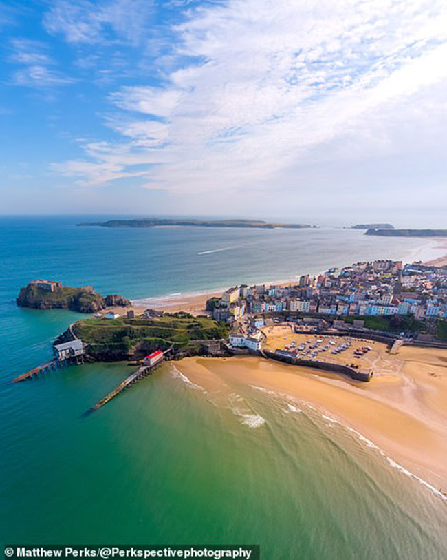 Đây là hình ảnh Tenby ở Pembrokeshire với làn nước được thay đổi các sắc xanh kỳ diệu và một không gian thật tuyệt vời.
