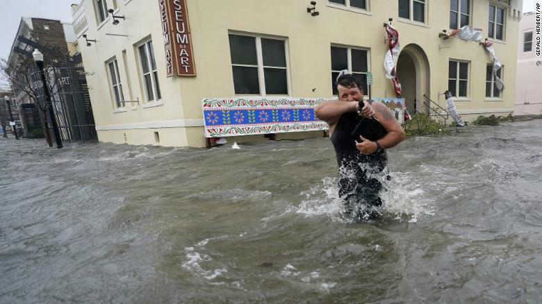 Bão Sally đổ bộ gây ngập lụt nặng ở thành phố Pensacola.