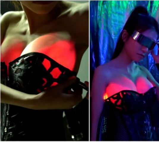 Sexy Cyborg tự sáng chế ra loại trang phục chiếu đèn để làm nổi bật vòng ngực đầy đặn của mình.