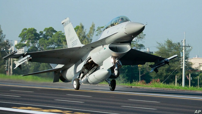 Chiến đấu cơ F-16 Đài Loan cất cánh từ đường cao tốc.