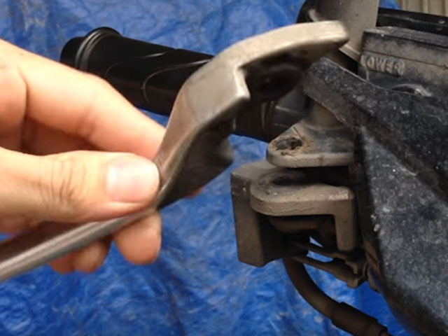 Xe máy - Xe đạp - Tay phanh xe ga bị gãy, không khởi động được phải làm sao?