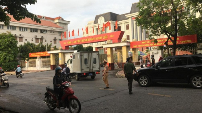 Lực lượng an ninh đảm bảo trật tự trước cổng TAND tỉnh Thái Bình