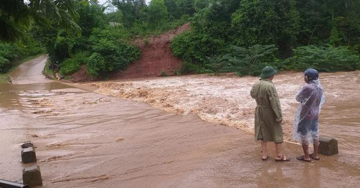 Tin tức trong ngày - Quảng Trị: Hai vợ chồng đi xe máy bị nước cuốn, người vợ 26 tuổi mất tích