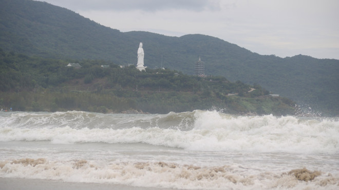 Trưa 18/9, hoàn lưu bão số 5 đã đi qua, các bãi biển ở Đà Nẵng sóng lớn cao hơn 1m.&nbsp;